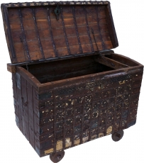 Large Indian wedding chest, wheel chest - Model 14