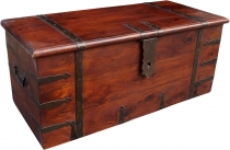 Colonial style chest R251